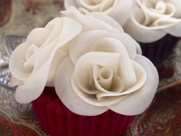 Cupcakes com arranjo de rosas — Fotografia de Stock