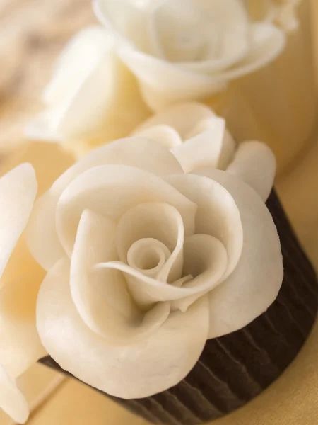 Кексы с розами расположение — стоковое фото