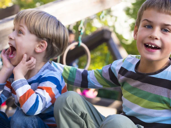 Hermanos en el parque —  Fotos de Stock