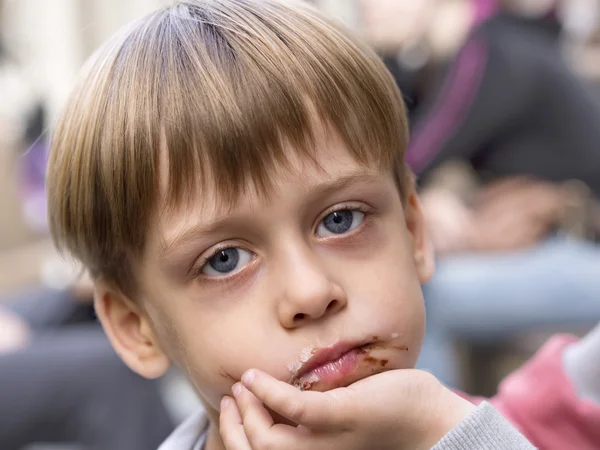 食べる少年 — ストック写真