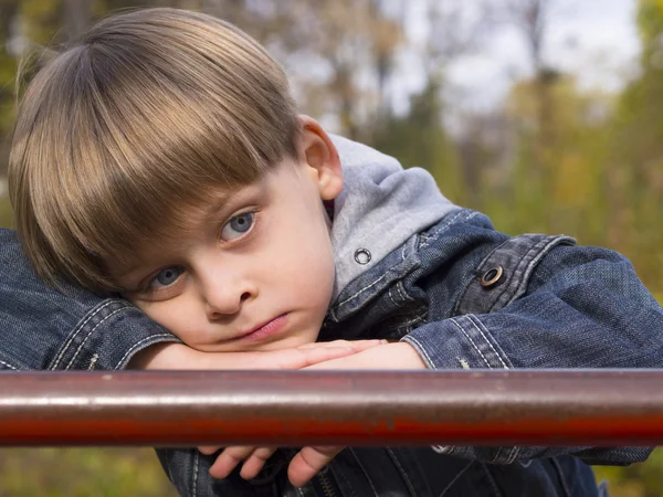 Carino ragazzo sul parco giochi — Foto Stock