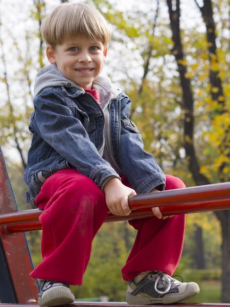 Junge spielt — Stockfoto