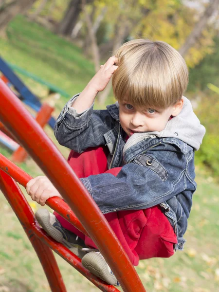 Jongen spelen — Stockfoto