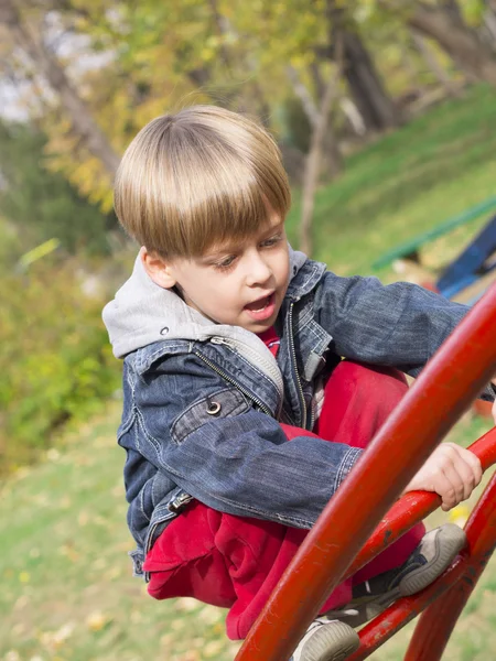 Jongen spelen — Stockfoto