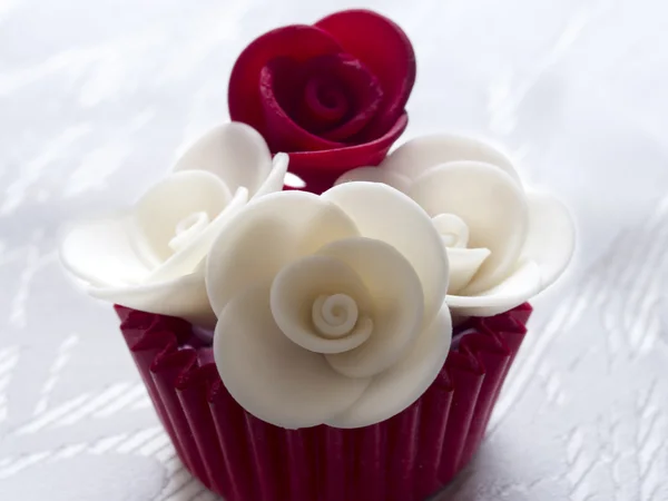 Cupcakes com arranjo de rosas — Fotografia de Stock