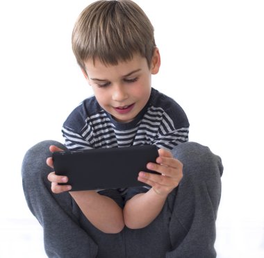 Çocuk Tablette Oyun Oynuyor