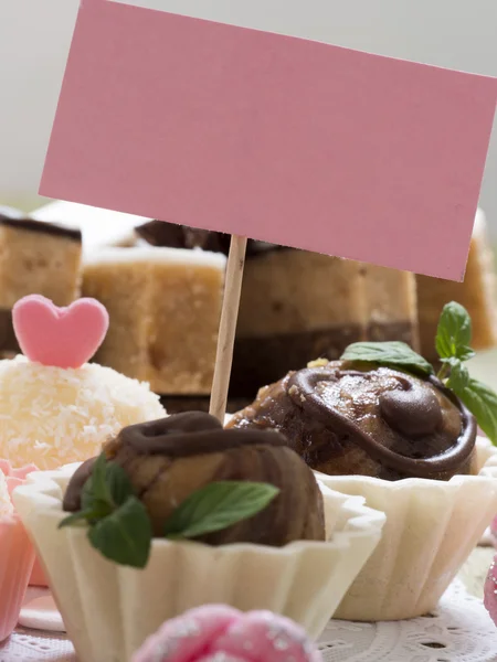 Chocolate cakes with paper note — Stock Photo, Image