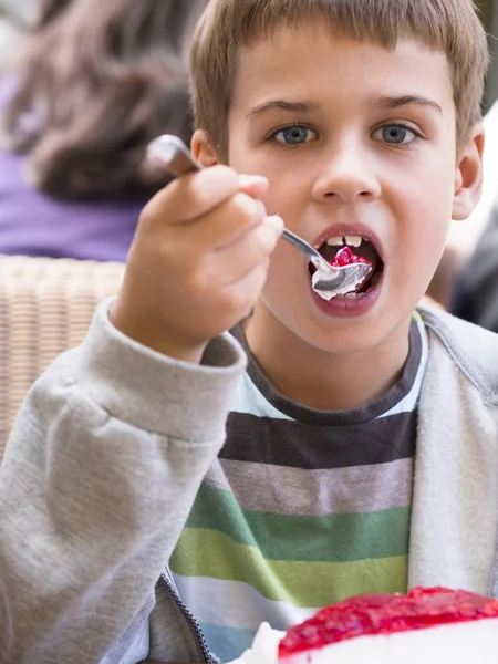 Мальчик ест чизкейк — стоковое фото