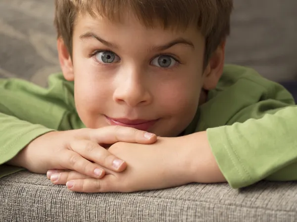 Portret van een jonge jongen — Stockfoto