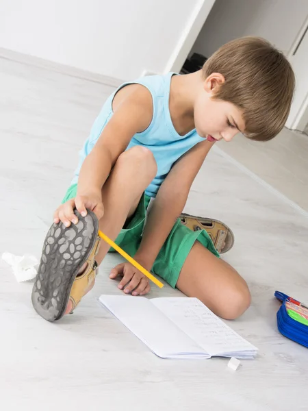 Garçon faire ses devoirs — Photo