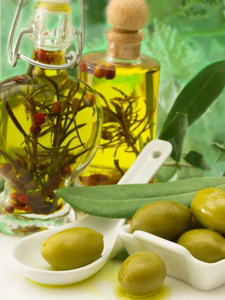 Olives with oil — Stock Photo, Image