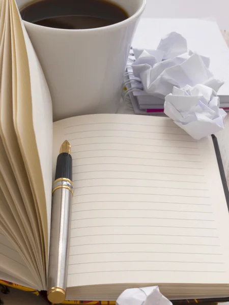 Cuaderno con café, arreglo de oficina —  Fotos de Stock