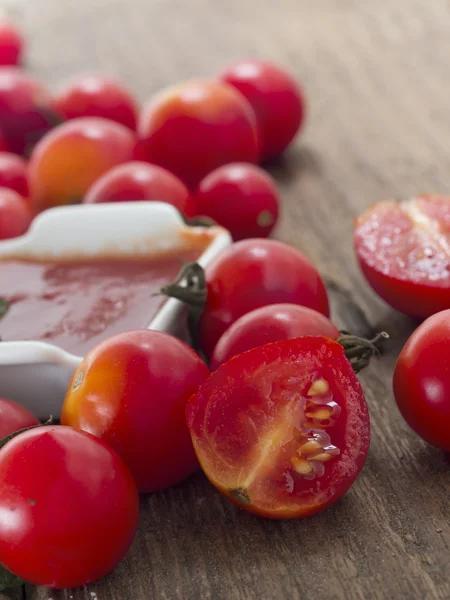 Świeży pomidor — Zdjęcie stockowe
