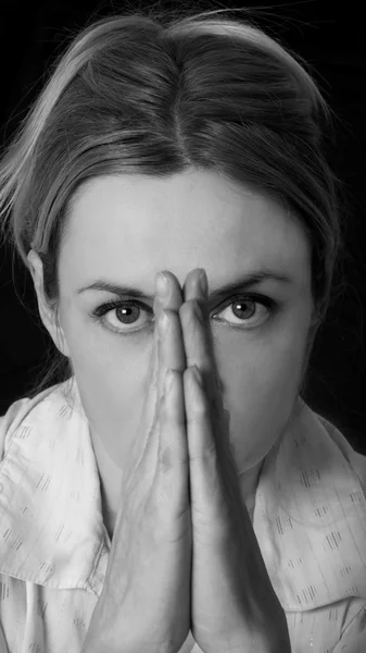 Woman praying in darkness — Stock Photo, Image