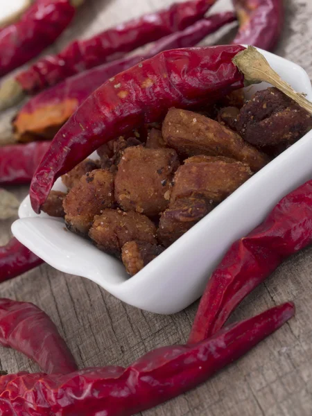 Cracklings med torkade chili peppers — Stockfoto