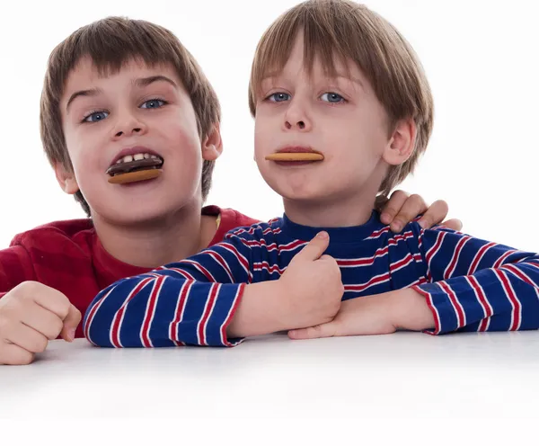 Twee jongens eten cookies — Stockfoto