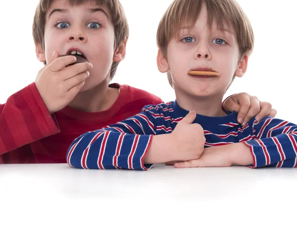 Two boys eating cookies — Stock Photo, Image
