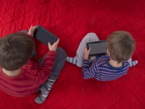 Meninos jogando jogos de vídeo em computadores tablet — Fotografia de Stock