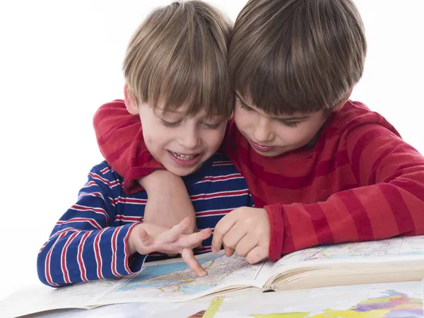 Chicos leyendo juntos —  Fotos de Stock