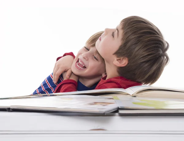 Chicos leyendo juntos —  Fotos de Stock