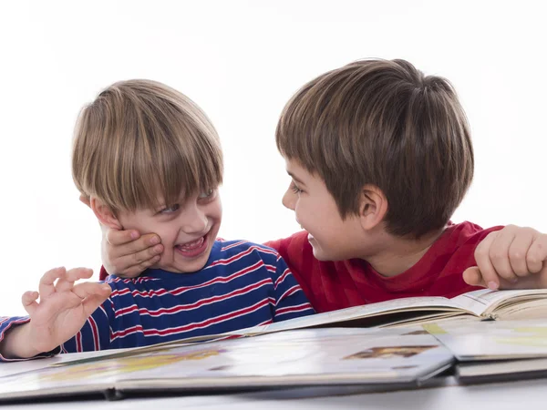 Chicos leyendo juntos —  Fotos de Stock