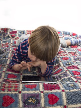 tablet bilgisayarda video oyunları oynamak çocuk