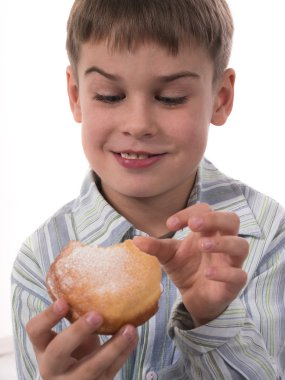 Çocuk donut yiyor.
