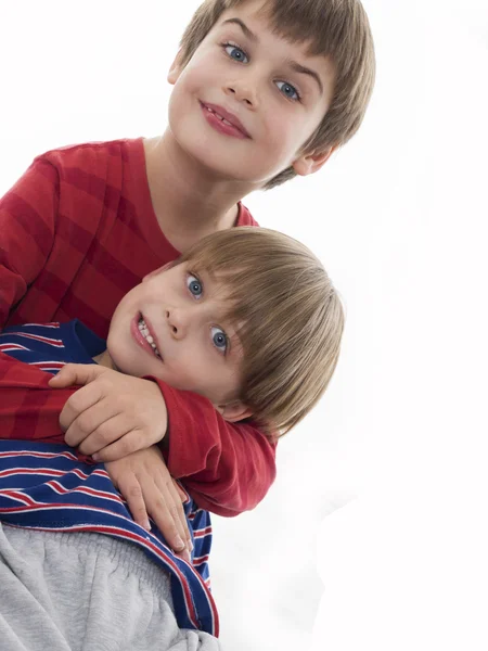 Dwóch braci przytulanie — Zdjęcie stockowe