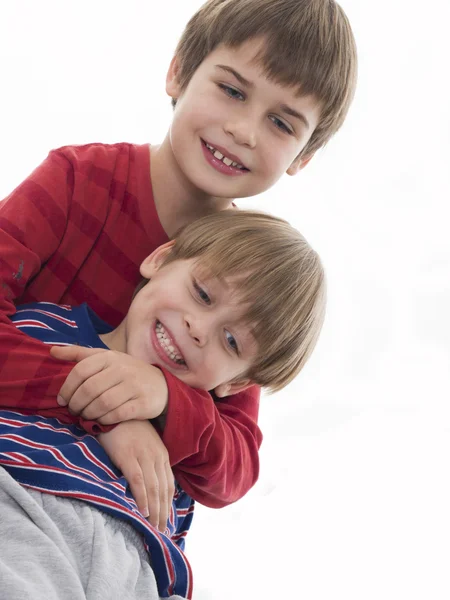 Dos hermanos abrazándose — Foto de Stock