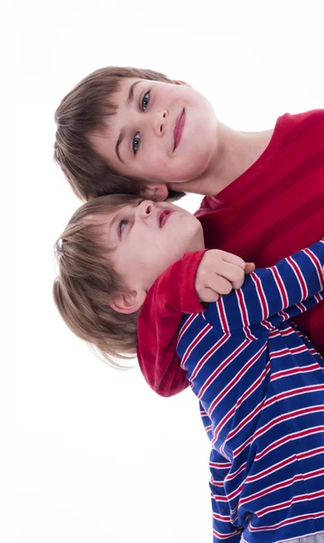 Dos hermanos abrazándose — Foto de Stock