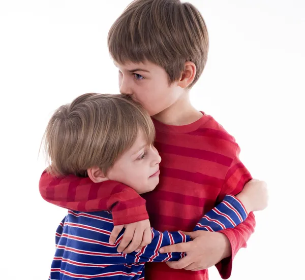 Twee broers knuffelen — Stockfoto