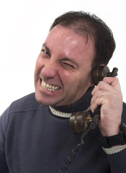 Сердитый мужчина с ретро-телефоном — стоковое фото