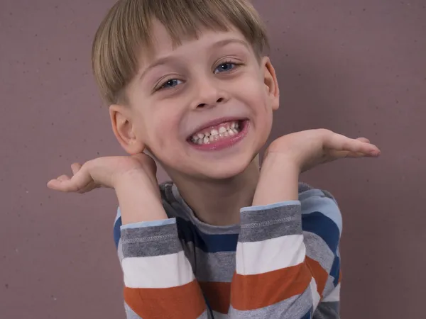 Retrato de un chico lindo —  Fotos de Stock