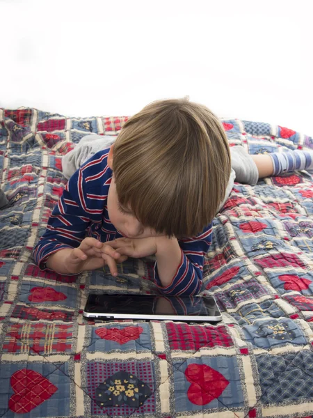 Pojke spela videospel på tablet PC — Stockfoto