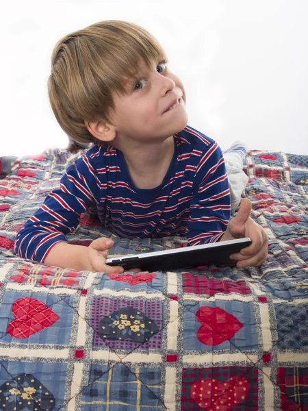 Jongen spelen van videogames op tablet pc — Stockfoto