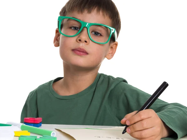 Giovane ragazzo scrivendo i suoi compiti — Foto Stock