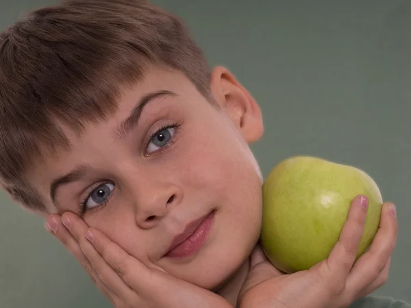 Мальчик с яблоком — стоковое фото
