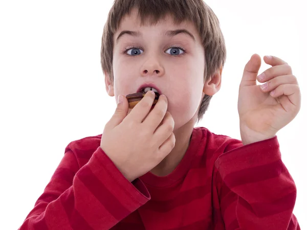 Pojken äta kex — Stockfoto