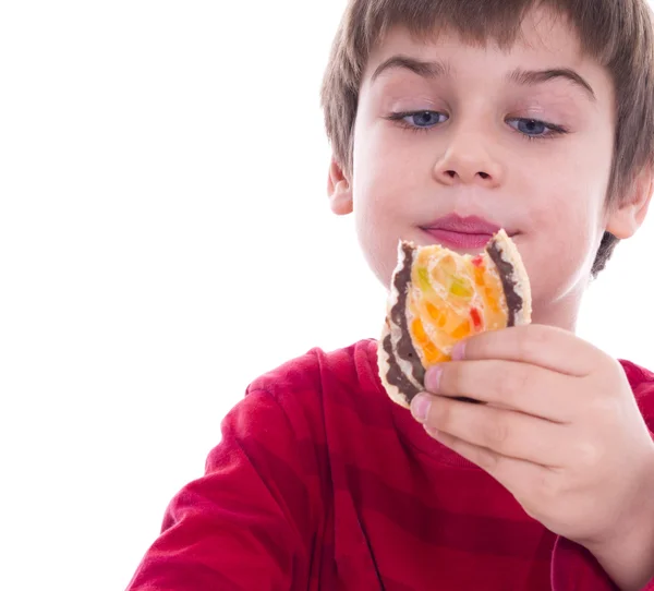 Chlapec jíst, kus chutný dort — Stock fotografie