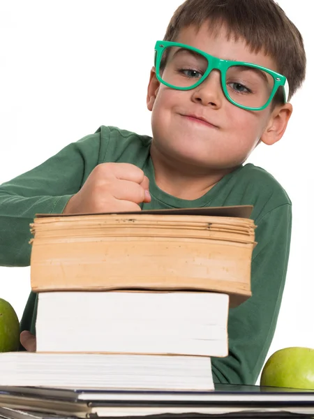 Chico odia los libros, harto de leer —  Fotos de Stock