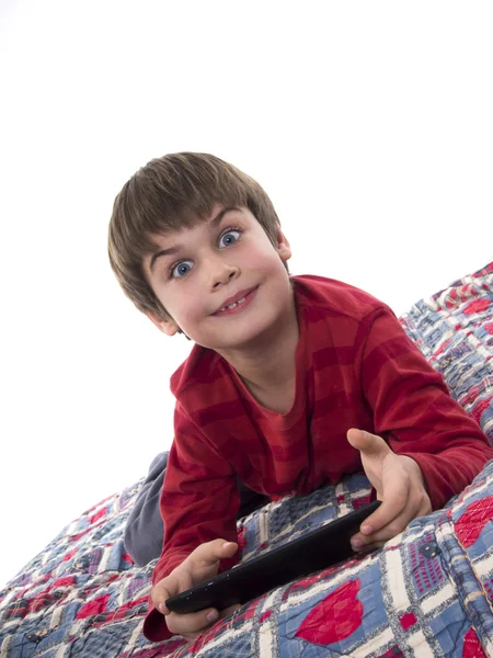 Chłopiec, grając w gry wideo na komputerze typu tablet — Zdjęcie stockowe
