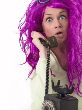 Eski telefonlu sürpriz kız.