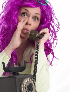 Kadın telefonda mesaj fısıldayan