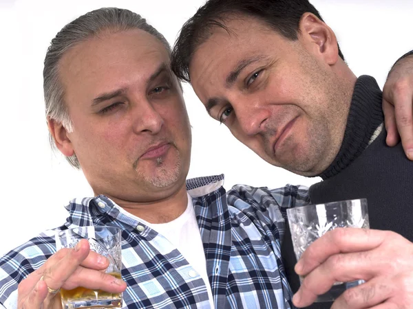 Přátelé pít whisky a baví — Stock fotografie