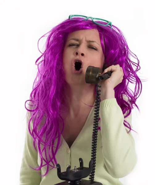 Rolig tjej med gammal telefon — Stockfoto