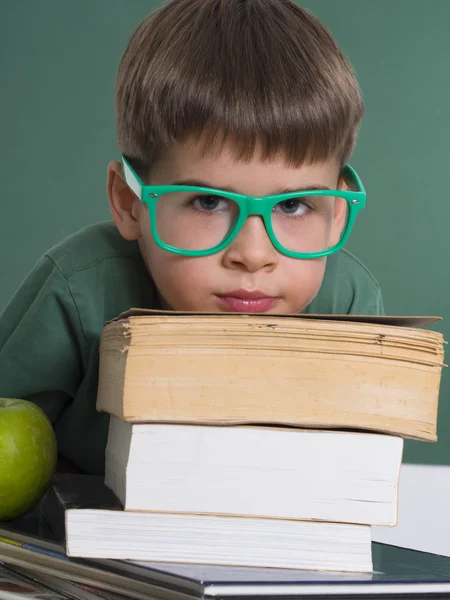 Garçon avec lunettes et livres — Photo