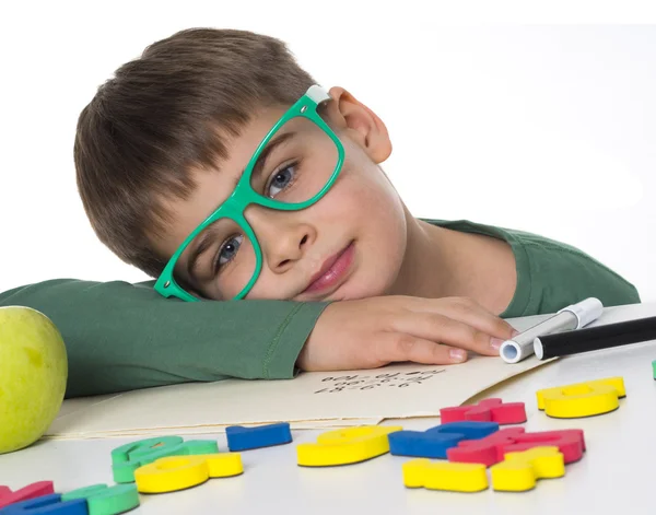 Junge schläft beim Lesen — Stockfoto