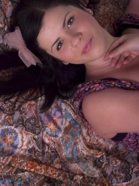 Esmer bir kızın portresi.