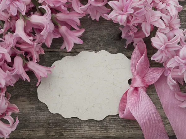 Blank message note in the floral arrangement — Stock Photo, Image