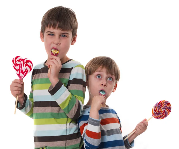 Meninos felizes com pirulitos — Fotografia de Stock